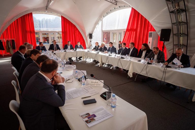 На Совете директоров предприятий и организаций Екатеринбурга обсудили социально-экономические вопросы